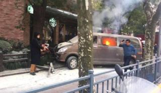 Σαγκάη: Φλεγόμενο φορτηγάκι έπεσε πάνω σε πεζούς (pics & vids)