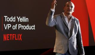 Ο άνθρωπος που πληρώνει κόσμο για να βλέπει Netflix όλη μέρα