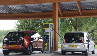 Τριπλασιάζονται τα ηλεκτρικά οχήματα στους δρόμους