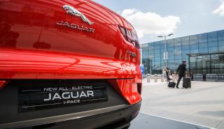 Jaguar - Land Rover: Σταματά προσωρινά τις αποστολές οχημάτων στις ΗΠΑ λόγω των δασμών Τραμπ