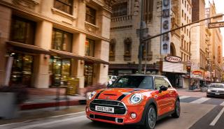 Το νέο MINI σε προ(σ)καλεί να το εξερευνήσεις στο Golden Hall