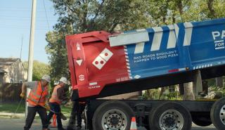 Η Domino's εκτός από πίτσες φτιάχνει και... δρόμους