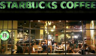 Starbucks: Παρατείνεται η θητεία του μεταβατικού CEO - Άνοδος για τη μετοχή