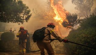Μαίνονται οι φωτιές σε οκτώ μέτωπα σε όλη την Ελλάδα