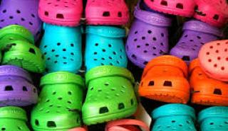 Τα Crocs μπορεί να εκλείψουν από την αγορά