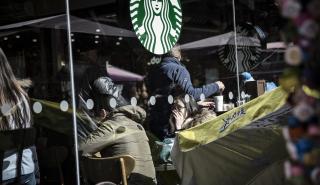 Αποσύρεται από την Starbucks ο CEO - Στους επόμενους μήνες ο μόνιμος αντικαταστάτης του