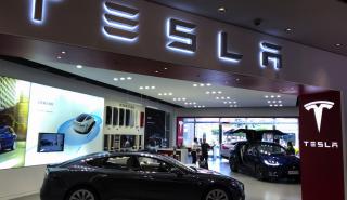 H Tesla πληρώνει ακριβά τις νομικές περιπέτειες του Έλον Μασκ