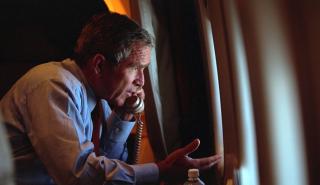 Ο Τζορτζ Μπους αποτίει φόρο τιμής στον Κόλιν Πάουελ