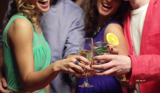 Οι νέοι έχουν ταλέντο και στον τρόπο που ... πίνουν