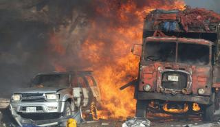 Σομαλία: Τουλάχιστον 9 νεκροί από εκρήξεις παγιδευμένων αυτοκινήτων έξω από το υπ. Παιδείας στη Μογκαντίσου
