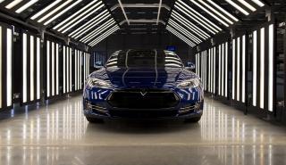 Η ζωή και η δουλειά στο τεράστιο εργοστάσιο της Tesla στην έρημο