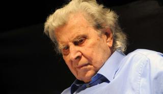 Αμείωτη η προσέλευση του κόσμου στη Μητρόπολη για να αποχαιρετήσει τον Μίκη Θεοδωράκη