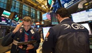 Μειώνει τις απώλειες ο Dow Jones