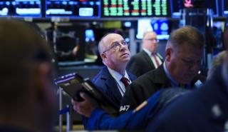 Πανικός στη Wall Street: Βουτιά 830 μονάδων για τον Dow Jones