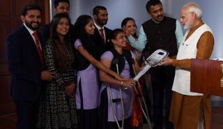 Ινδία: Έμπορος διαμαντιών χάρισε 600 αυτοκίνητα στο προσωπικό του (pics)