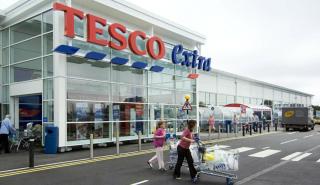 Βρετανία: Απώλειες για Tesco και Marks & Spencer - «Πλήττεται» το λιανεμπόριο λόγω ανησυχιών για την οικονομία