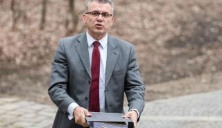 DW: Ο άγνωστος ιθύνων νους πίσω από τα μηδενικά ελλείμματα στη Γερμανία
