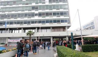 Θεσσαλονίκη: Ένταση στο ΑΠΘ μετά το τέλος φοιτητικής πορείας - Φθορές στο κτίριο διοίκησης