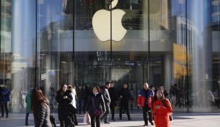 Κατρακυλά η μετοχή της Apple, παρασύρει σε πτώση την Wall Street