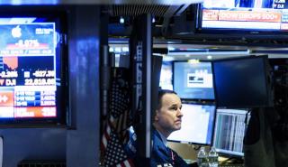 «Διπλό χτύπημα» στην Wall Street από Apple και βουτιά της μεταποίησης