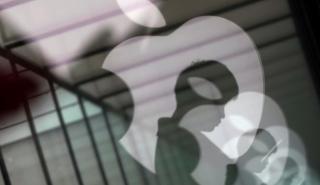 Η Apple μειώνει τις προβλέψεις για τα έσοδα
