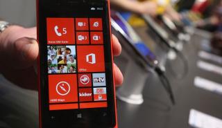 H Microsoft «σκοτώνει» τα Windows phone