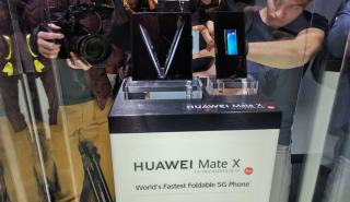 Η Huawei αποκάλυψε το αναδιπλούμενο smartphone Mate X (pics)