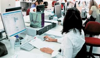 Δημόσιο: Πόσο αυξάνονται οι μισθοί όλων των υπαλλήλων το 2025 - Γιατί συνδέονται με τον κατώτατο