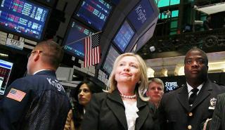 Οι αγορές προεξοφλούν νίκη της Clinton