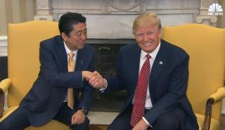 Η Ιαπωνία προσεγγίζει τις ΗΠΑ με φόντο τις εξελίξεις σε Βόρεια Κορέα και εμπόριο