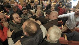 Επεισόδια και συγκρούσεις στο συνέδριο της ΓΣΕΕ στη Ρόδο - Τέσσερις τραυματίες (vid)