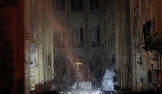 Παναγία των Παρισίων: Τεράστια η καταστροφή – Eικόνες από το εσωτερικό του ναού (pics&vids)
