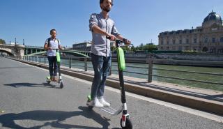 Παρίσι: Τσουχτερό πρόστιμο σε όσους παρκάρουν τα πατίνια τους στο πεζοδρόμιο