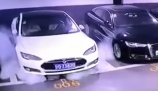 Nέο περιστατικό με παρκαρισμένο Tesla που πιάνει φωτιά