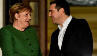 Handelsblatt: Ο Τσίπρας πιέζει τη Μέρκελ για τις αποζημιώσεις