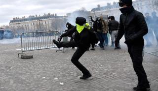 Επεισόδια στη Γαλλία: Συγκρούσεις και δακρυγόνα σε διαδηλώσεις των Κίτρινων Γιλέκων (vid)