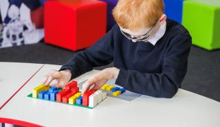 Η LEGO και η γραφή Braille καθοδηγούν τα παιδιά με προβλήματα όρασης (vid)