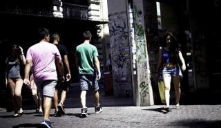 Eurostat: Οι νέοι στην Ελλάδα αργούν να φύγουν από το σπίτι των γονιών τους