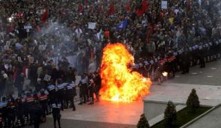 Αλβανία: Επεισόδια σε αντικυβερνητική διαδήλωση στα Τίρανα - Μολότοφ στο γραφείο του Ράμα