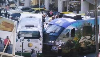 Λεωφορείο συγκρούστηκε με συρμό του Προαστιακού