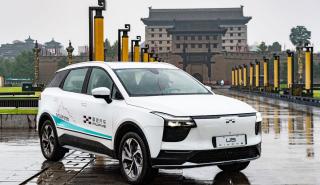 Από την Κίνα στη Γερμανία με δύο ηλεκτρικά SUV