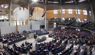 Bundestag: Αμφισβητεί το «όχι» για τις γερμανικές αποζημιώσεις στην Ελλάδα