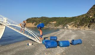 Σκιάθος: Ξεβρασμένα βαρέλια από μυδοκαλλιέργειες προστατεύουν τα δάση