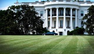 Μειώσεις φόρων και δασμών εξετάζει ο Λευκός Οίκος για να αποφευχθεί η ύφεση