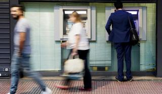 Τράπεζες: Στο «μικροσκόπιο» οι δωρεάν εργασίες στο κατάστημα