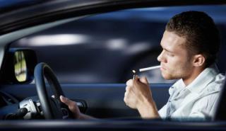 Πρόστιμα 3.000 ευρώ και αφαίρεση διπλώματος - Τι προβλέπεται για όσους καπνίζουν σε οχήματα (vid)
