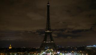 Στο σκοτάδι ο Πύργος του Άιφελ προς τιμήν του Ζακ Σιράκ