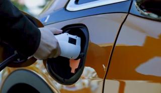 Oι μεγάλοι χρόνοι αναμονής «φρενάρουν» τα ηλεκτρικά αυτοκίνητα