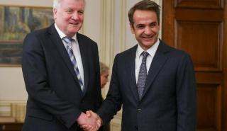 Μητσοτάκης σε Ζεεχόφερ: Έχει δρομολογηθεί σχέδιο μετακίνησης 20.000 μεταναστών
