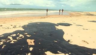 Εξαπλώνεται η πετρελαιοκηλίδα που έχει μολύνει τις ακτές της Βραζιλίας